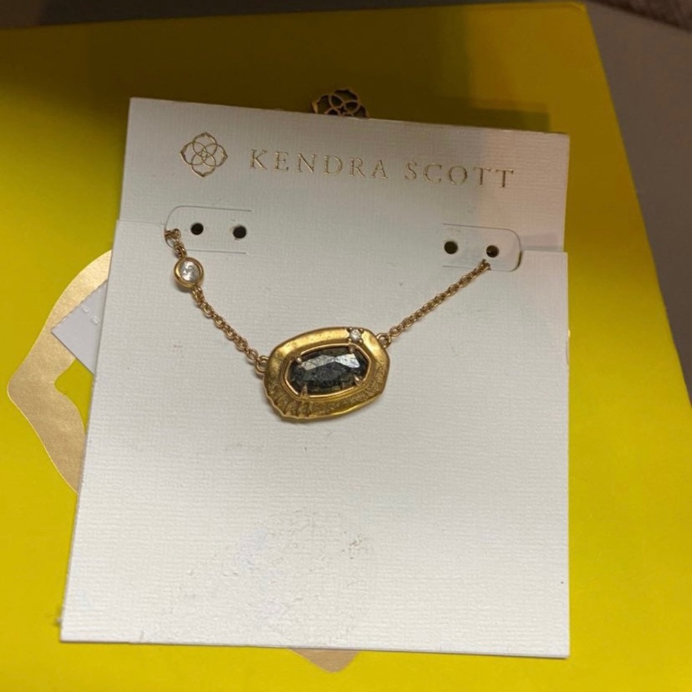 Kendra Scott necklace